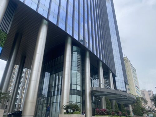 Sảnh tòa văn phòng Diamond Park Plaza với hàng cột tròn, mái sảnh cong và mặt kính cao tầng