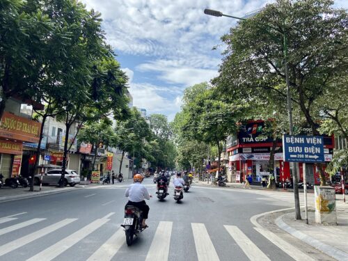 Phố Huế, Hà Nội nhìn từ ngã tư, hai hàng cây xanh (ảnh minh hoạ khu vực)