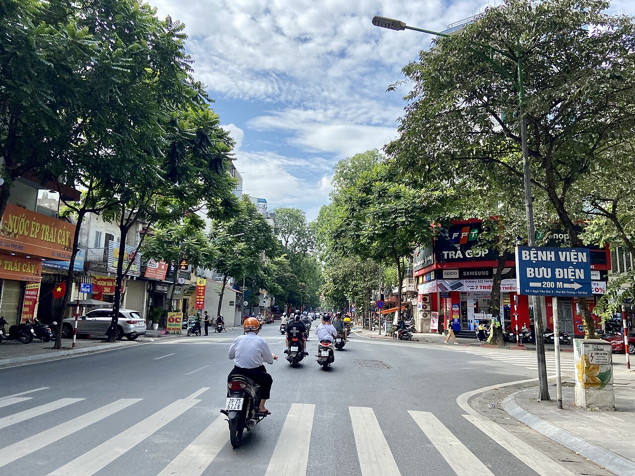 Phố Huế, Hà Nội nhìn từ ngã tư, hai hàng cây xanh (ảnh minh hoạ khu vực)