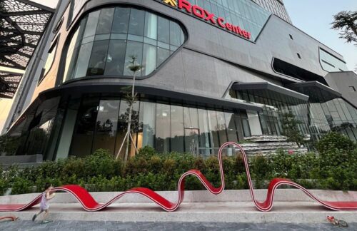 Lối vào khối đế ROX Center dưới tòa văn phòng 136 Hồ Tùng Mậu