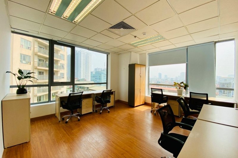 Văn phòng đã có nội thất tại tòa 88 Láng Hạ, cửa kính nhìn ra phố
