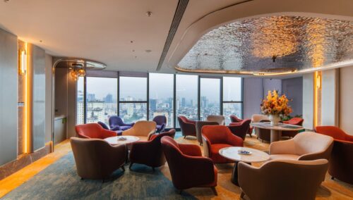 Khu tiếp khách hoàn thiện nội thất, vách kính nhìn ra thành phố, tại ROX Tower Nguyễn Chí Thanh