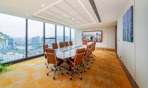 Phòng họp trên tầng cao nhìn ra hồ và thành phố tại ROX Tower Nguyễn Chí Thanh