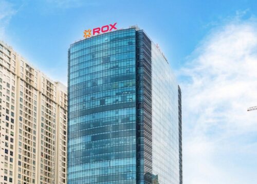 Toà ROX Tower Nguyễn Chí Thanh (tên cũ TNR Tower) nhìn từ phía dưới, biển ROX trên đỉnh toà