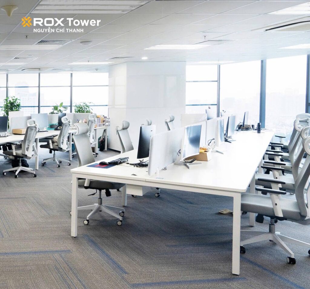 Văn phòng mở đã lắp đặt bàn ghế, nội thất tại ROX Tower Nguyễn Chí Thanh