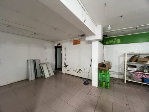 Không gian bên trong mặt bằng 15 – 17 Đội Cấn, sàn lát gạch, tường trắng