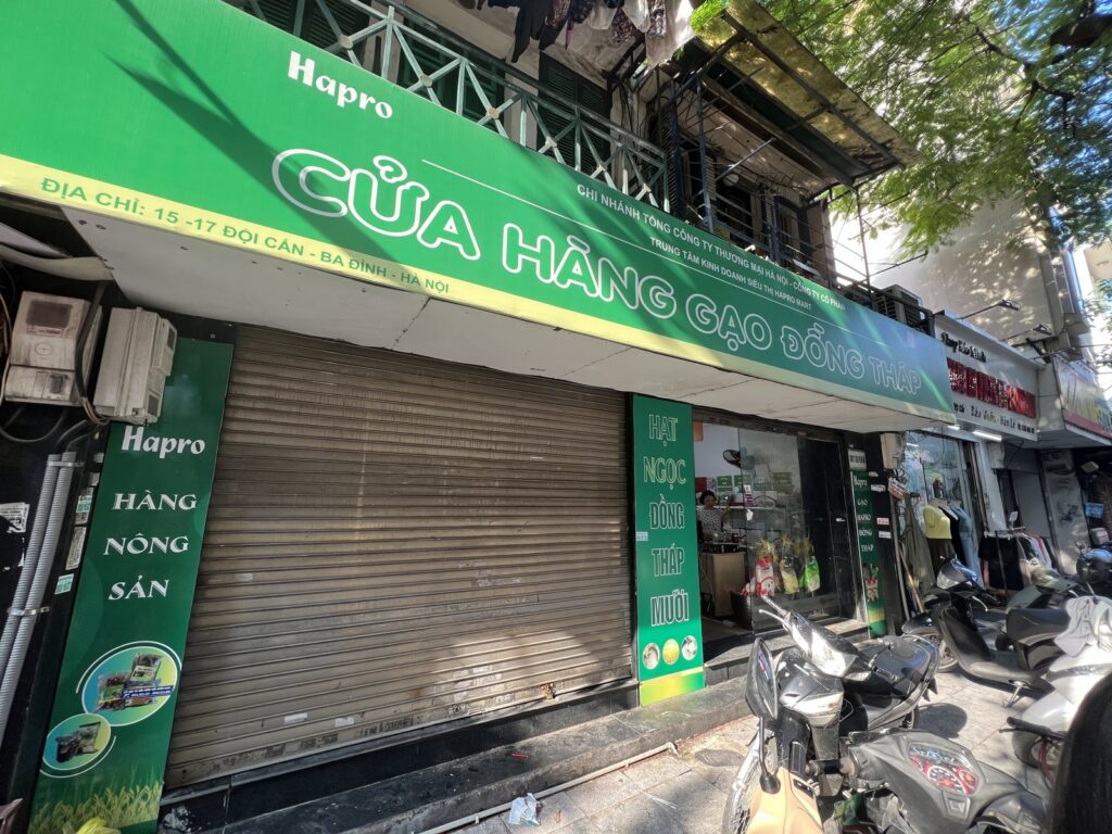 Cận cảnh mặt tiền 15 – 17 Đội Cấn với cửa cuốn và biển ghi địa chỉ