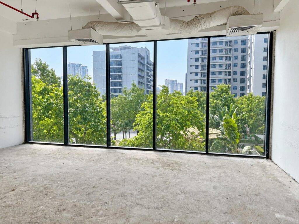 Vách kính lấy ánh sáng tự nhiên ở mặt bằng 499 m² tầng 3 tòa R4