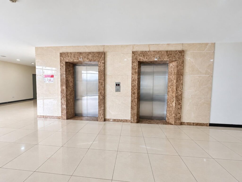 Sảnh thang máy tầng 3 tòa R4 Goldmark City, ngay gần mặt bằng 499 m²