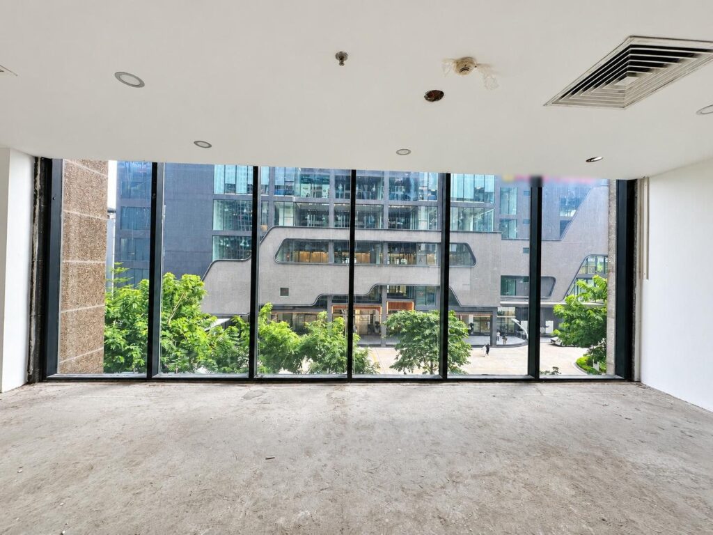 View từ mặt bằng tầng 3 tòa R4 qua vách kính ra khu đô thị Goldmark City